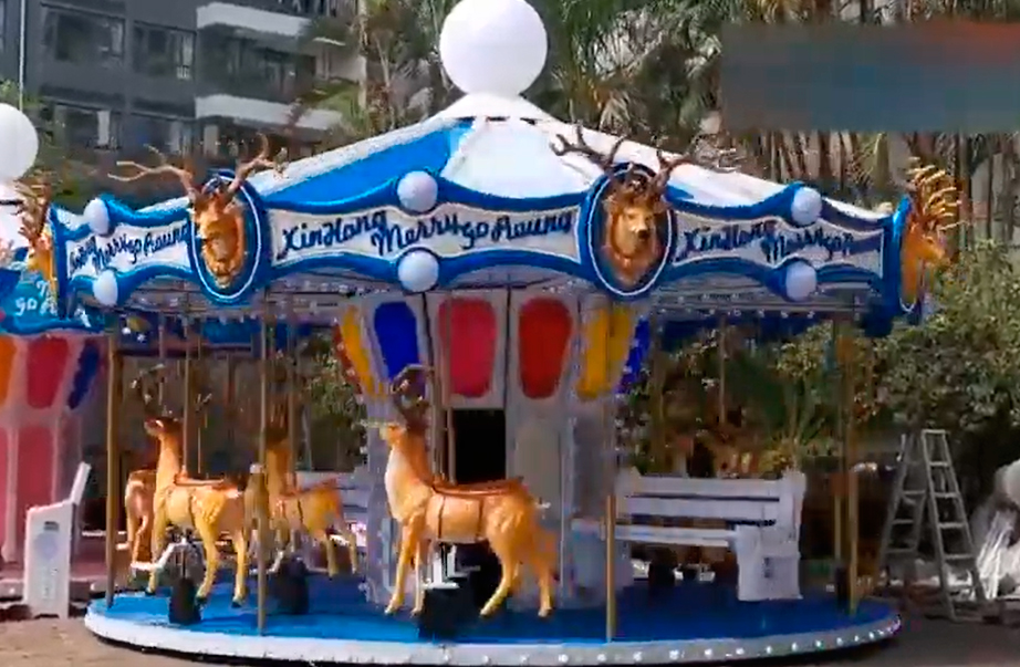 carrusel de alces en fibra de vidrio elaborado con engranes y pintura automotriz